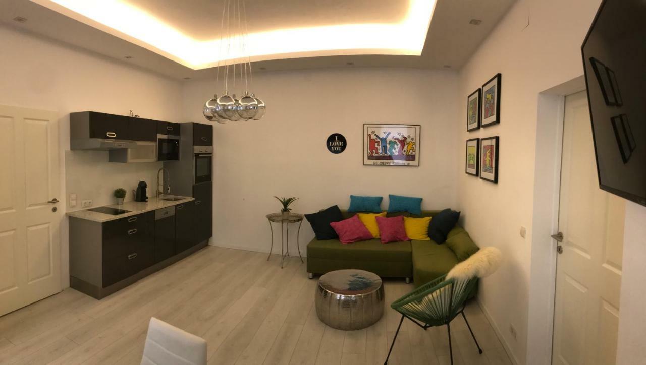 Modern City Apt, Next To Metro Виена Екстериор снимка
